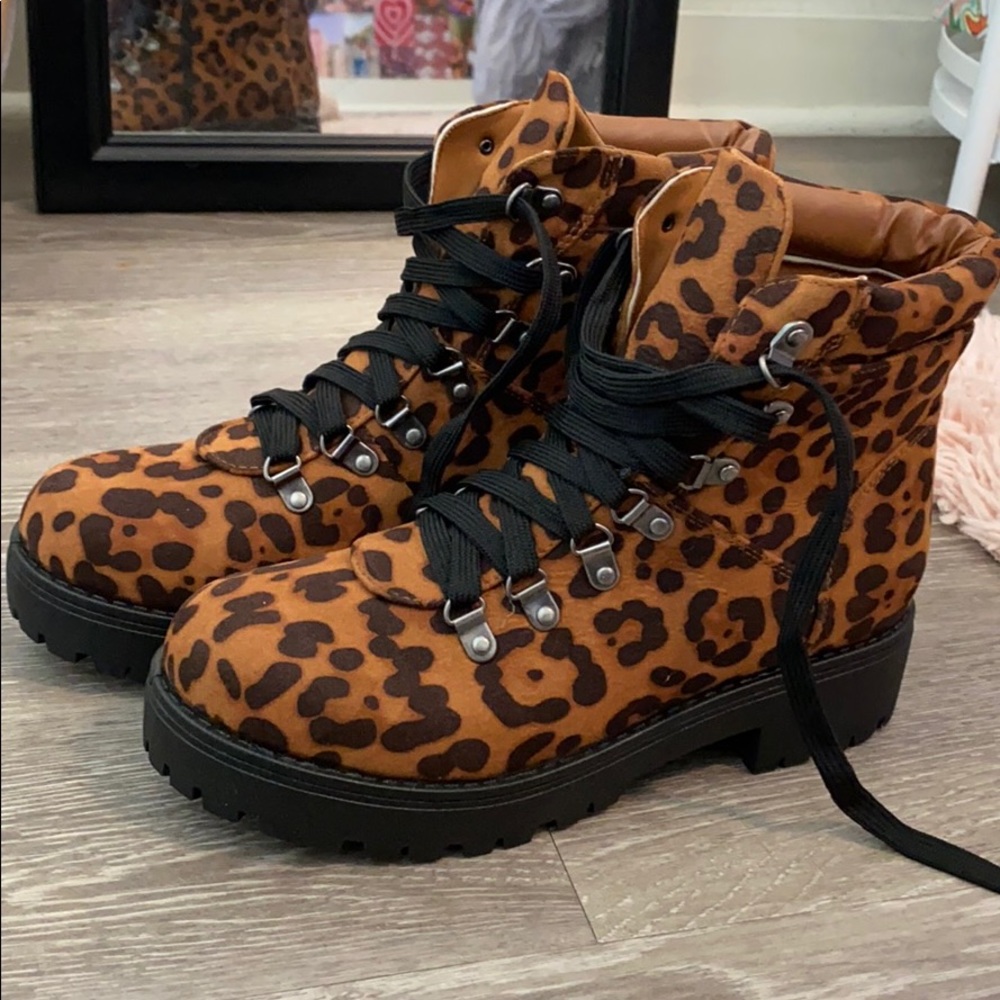 NWOT Cheetah combat boots